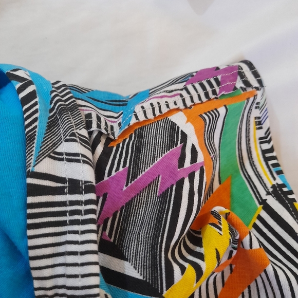 ● NWT Hot Topic | Workout Sleeveless Hoddie - Picture 9 of 12